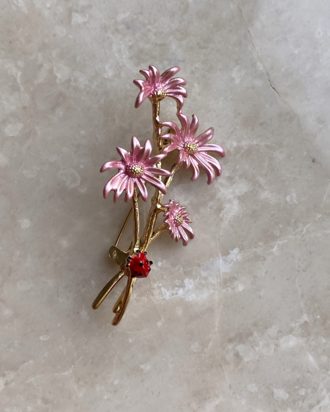 Pembe Uğur Böceği Çiçek Broş