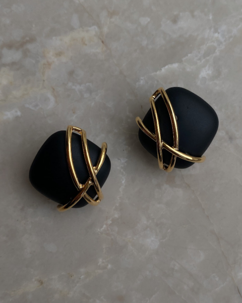 Özel Seri Siyah Gold Detaylı Kare Küpe-2cm