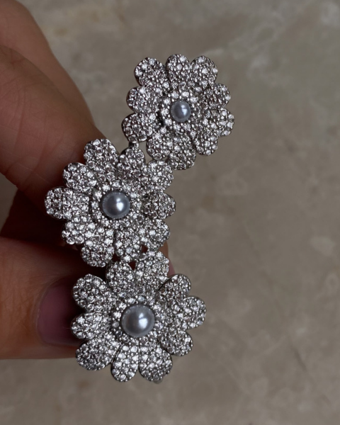 Marka Model Ful Taş İnci Detaylı Kıkırdaklı Küpe