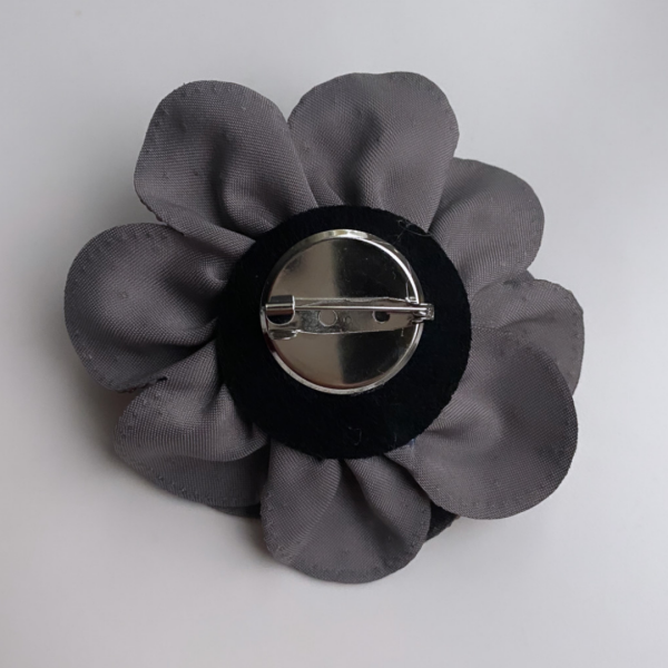 Gri Taşlı Gül Broş