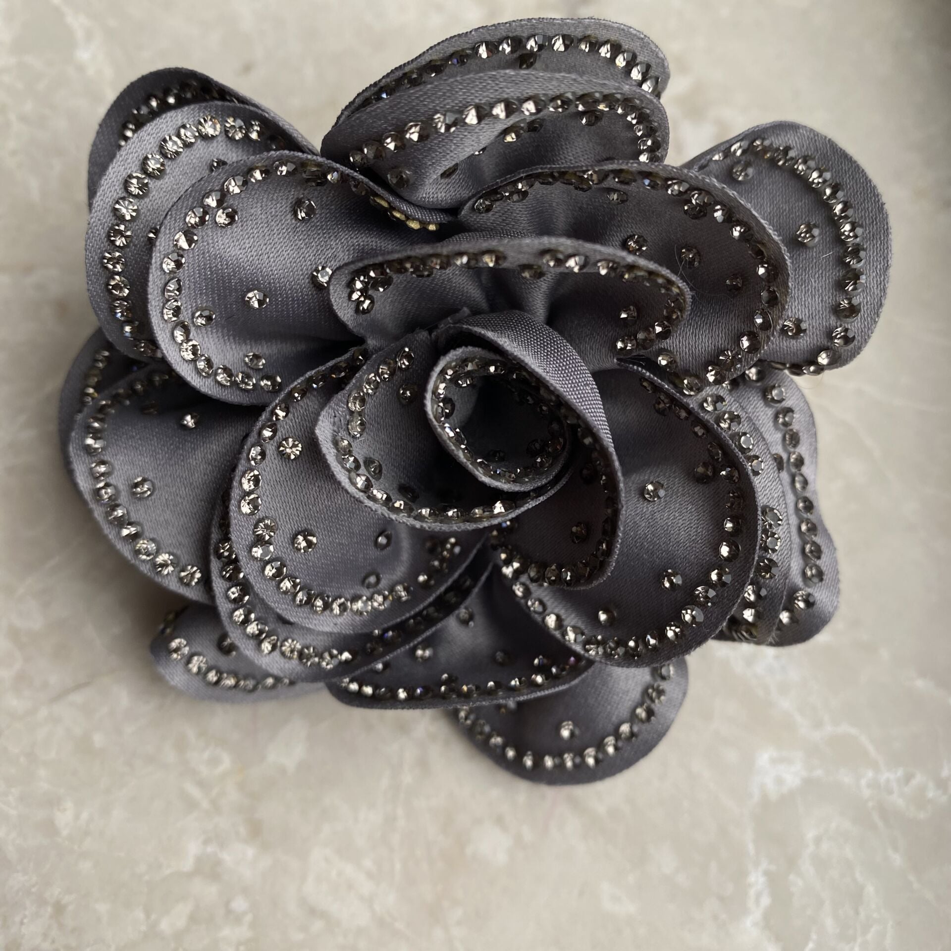 Gri Taşlı Gül Broş