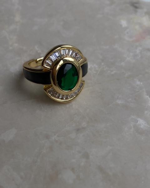 Ayarlanabilir Ortası Yeşil Taşlı Kenarları Siyah Detaylı Yüzük