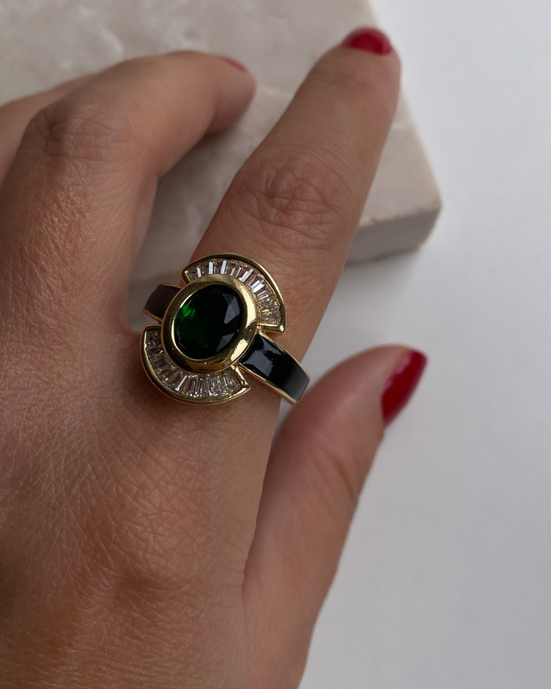 Ayarlanabilir Ortası Yeşil Taşlı Kenarları Siyah Detaylı Yüzük