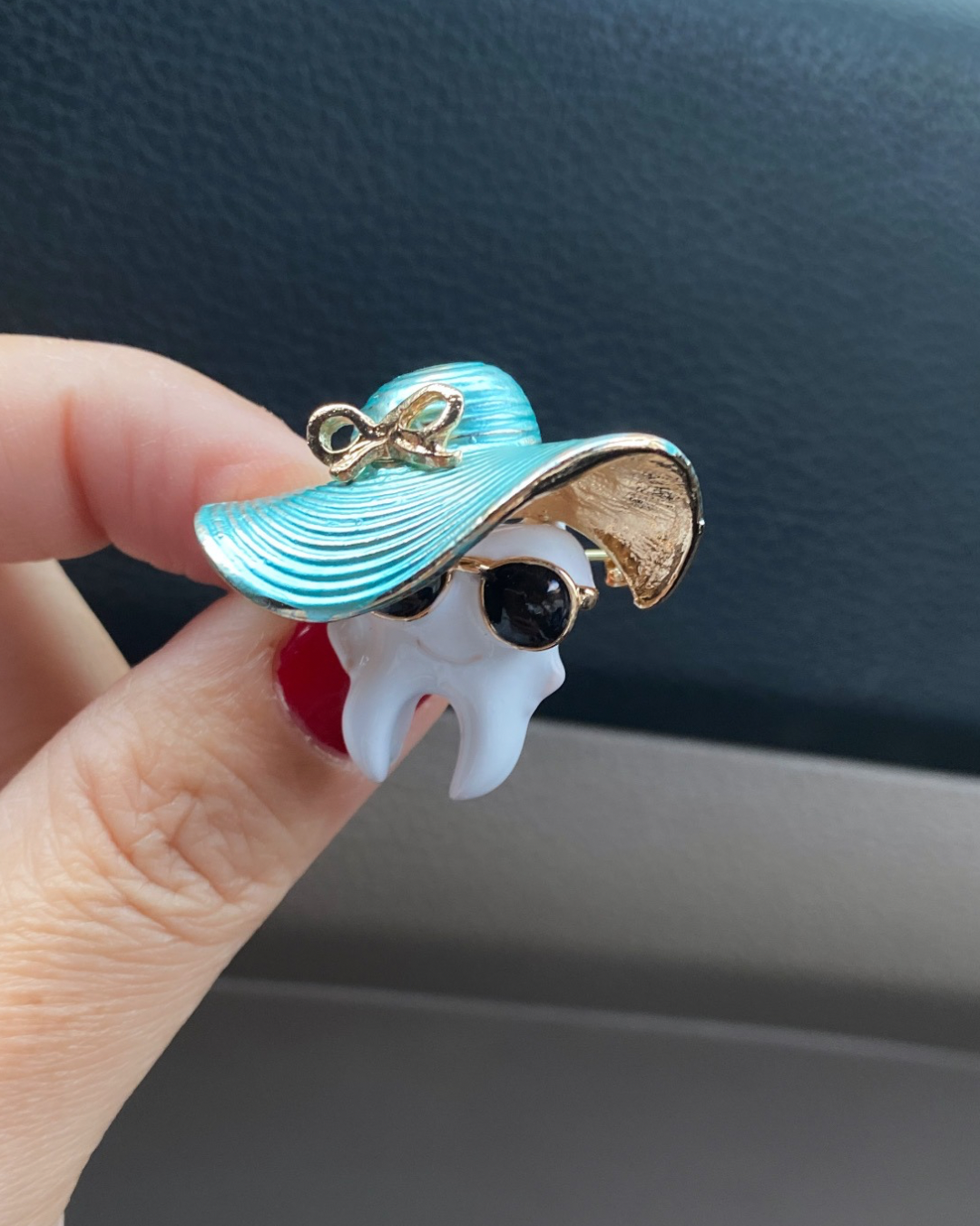 Şapkalı Gözlüklü Diş Broş