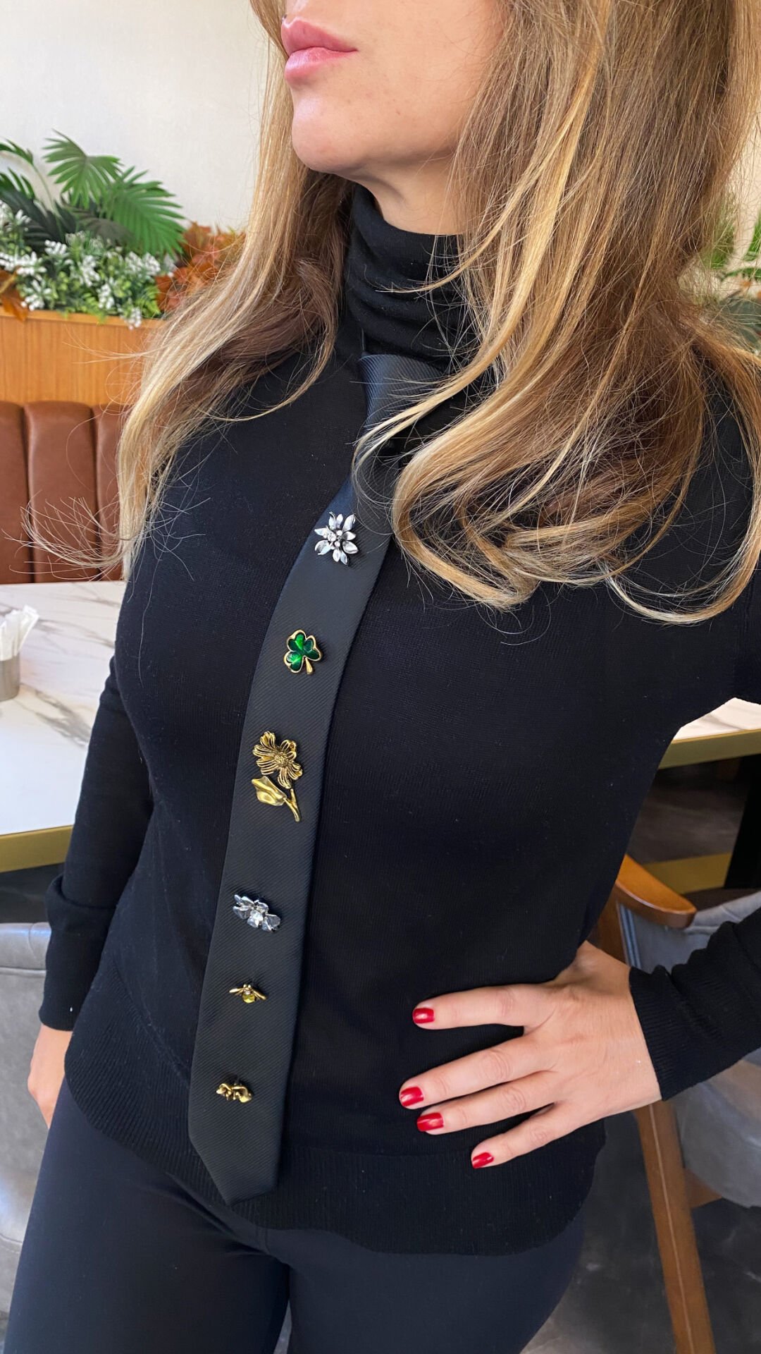 Siyah Broşlu Kravat