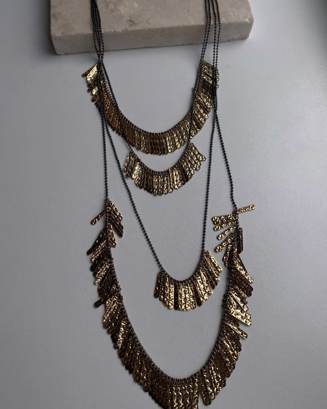 Marka Model Pul Detaylı Kolye