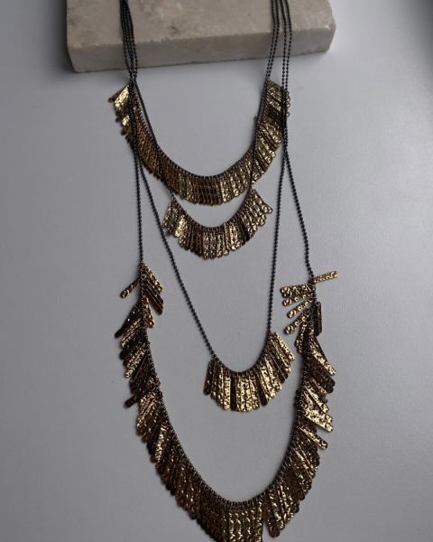 Marka Model Pul Detaylı Kolye