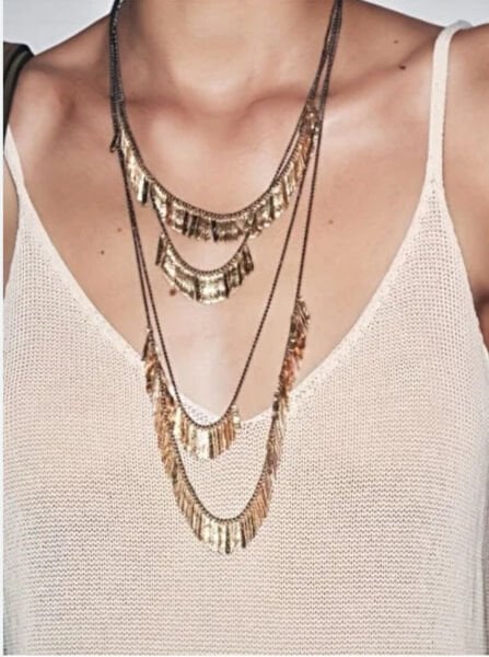 Marka Model Pul Detaylı Kolye