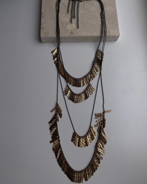 Marka Model Pul Detaylı Kolye