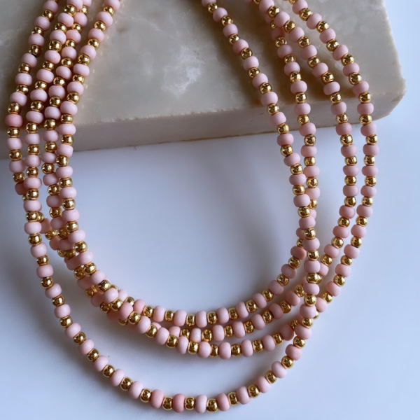 Pembe Küp Boncuk Detaylı Choker Kolye-Bileklik