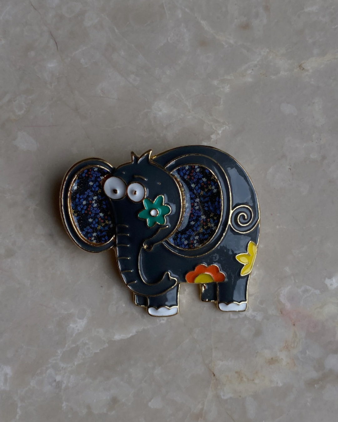 Mineli Gri Fil Broş