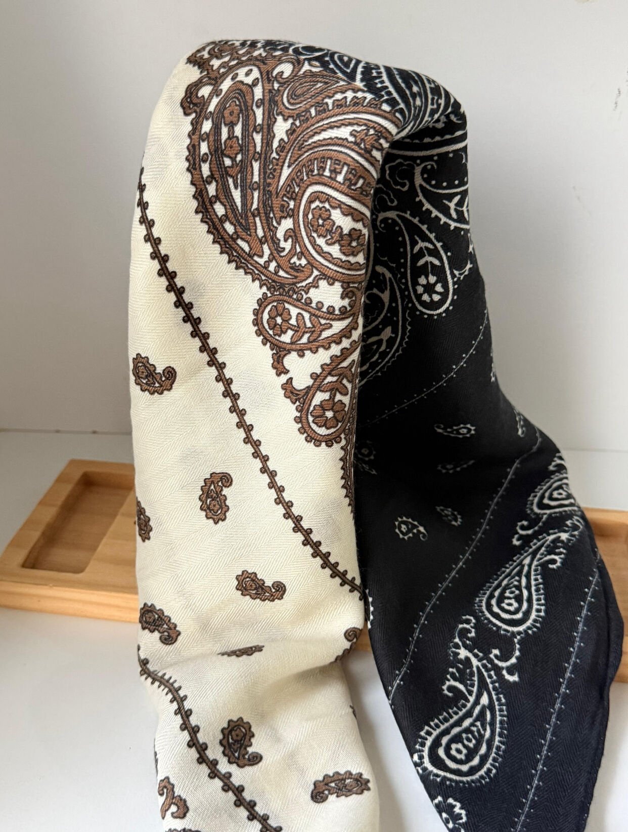 Siyah Krem Etnik Desenli Şal 70*70