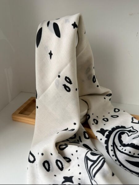 Beyaz Etnik Desenli Şal 90*90