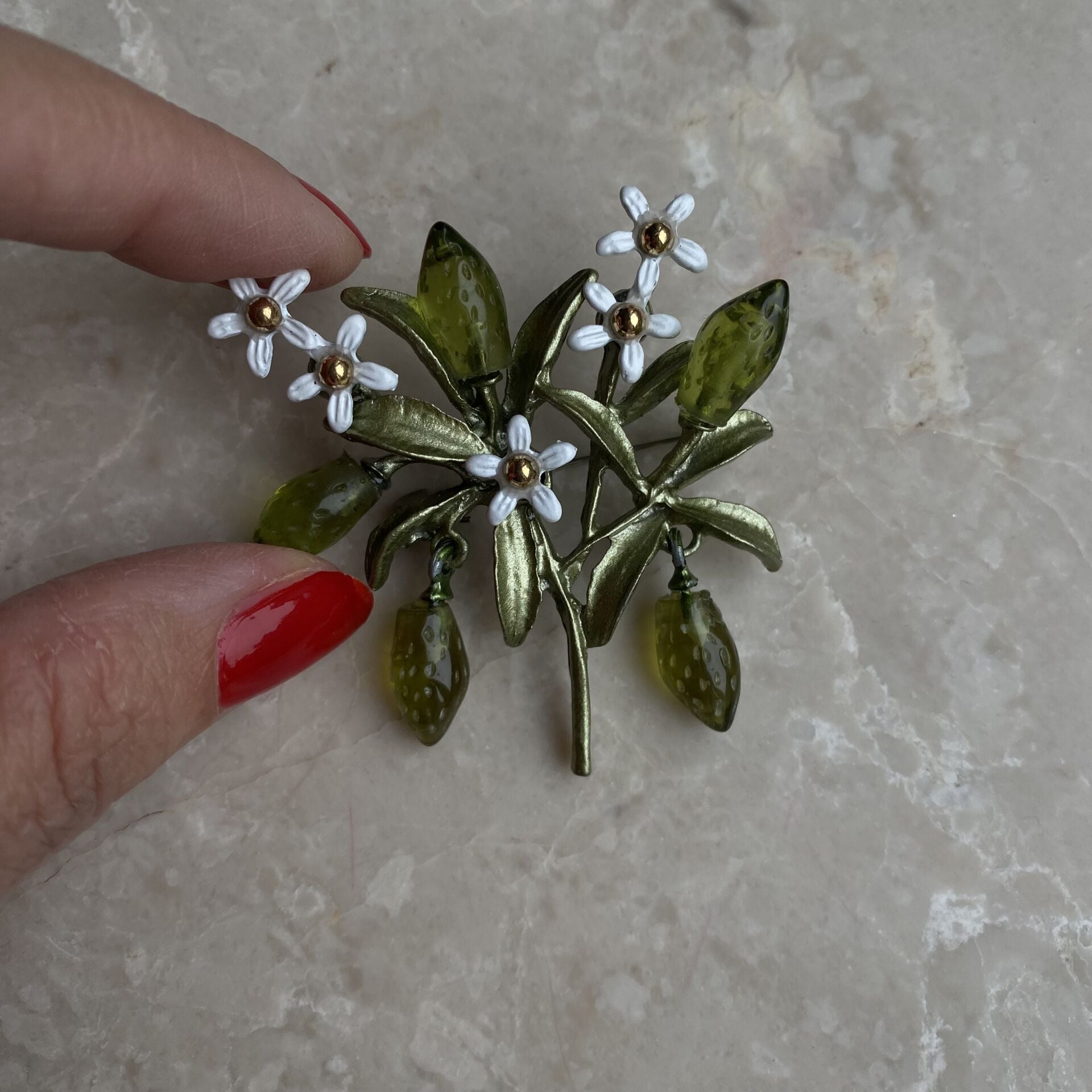 Beyaz Çiçekli Sallantılı Zeytin Dalı Broş