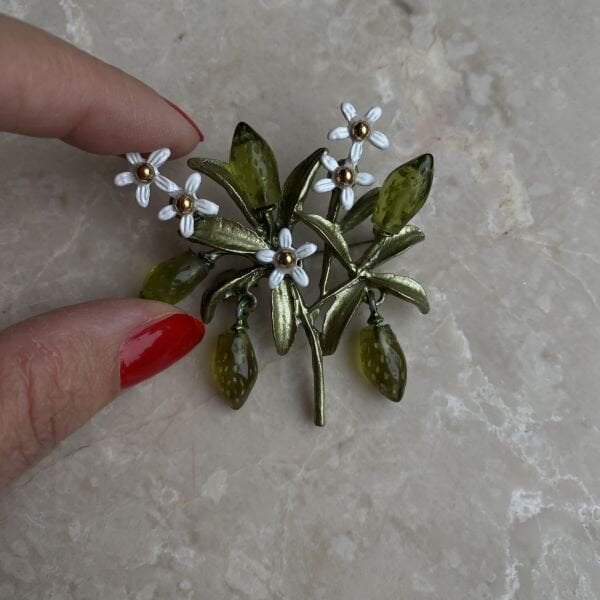 Beyaz Çiçekli Sallantılı Zeytin Dalı Broş