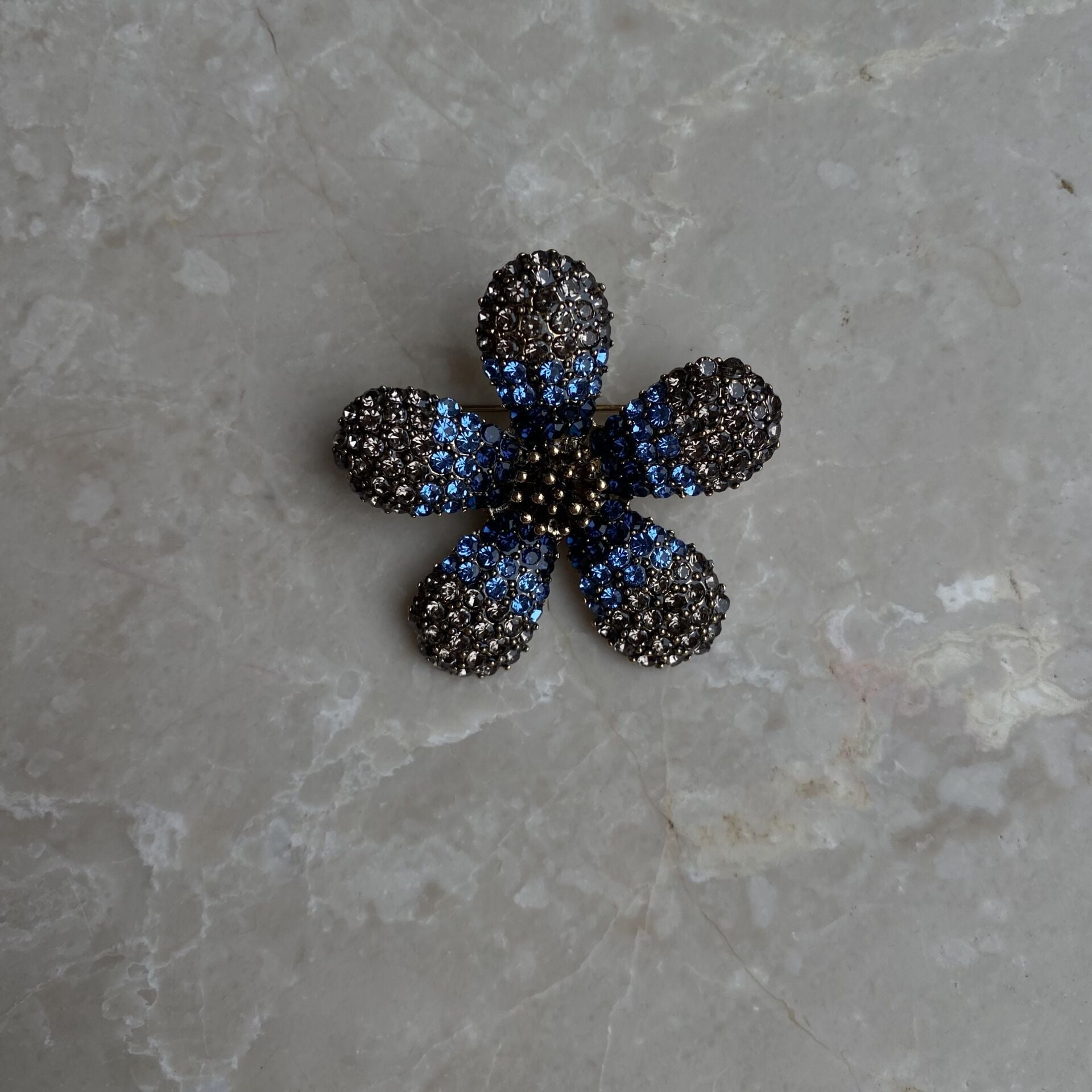 Gri Mavi Taşlı Çiçek Broş