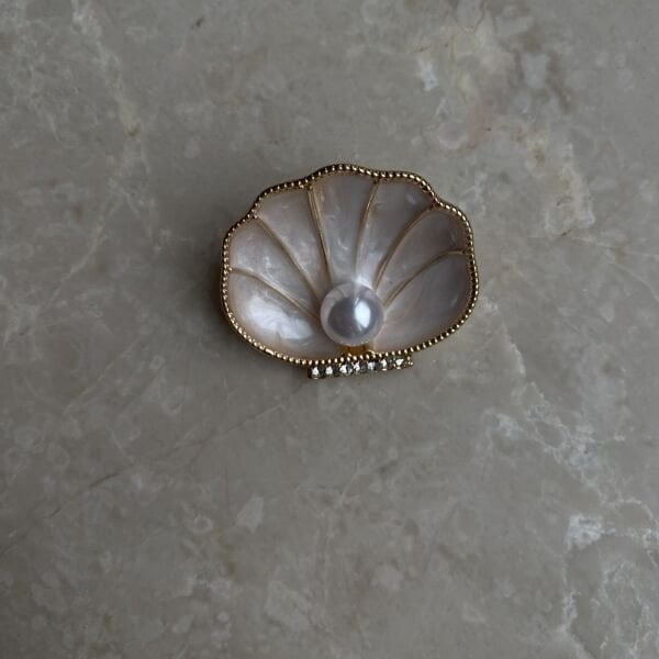 İncili Deniz Kabuğu Broş