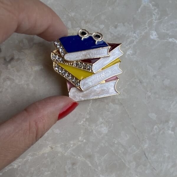 Gözlüklü Dörtlü Kitap Broş