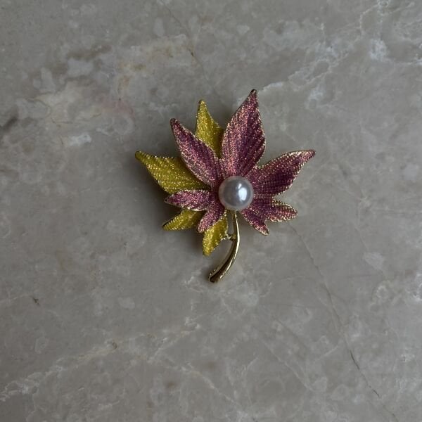 İncili Yaprak Broş