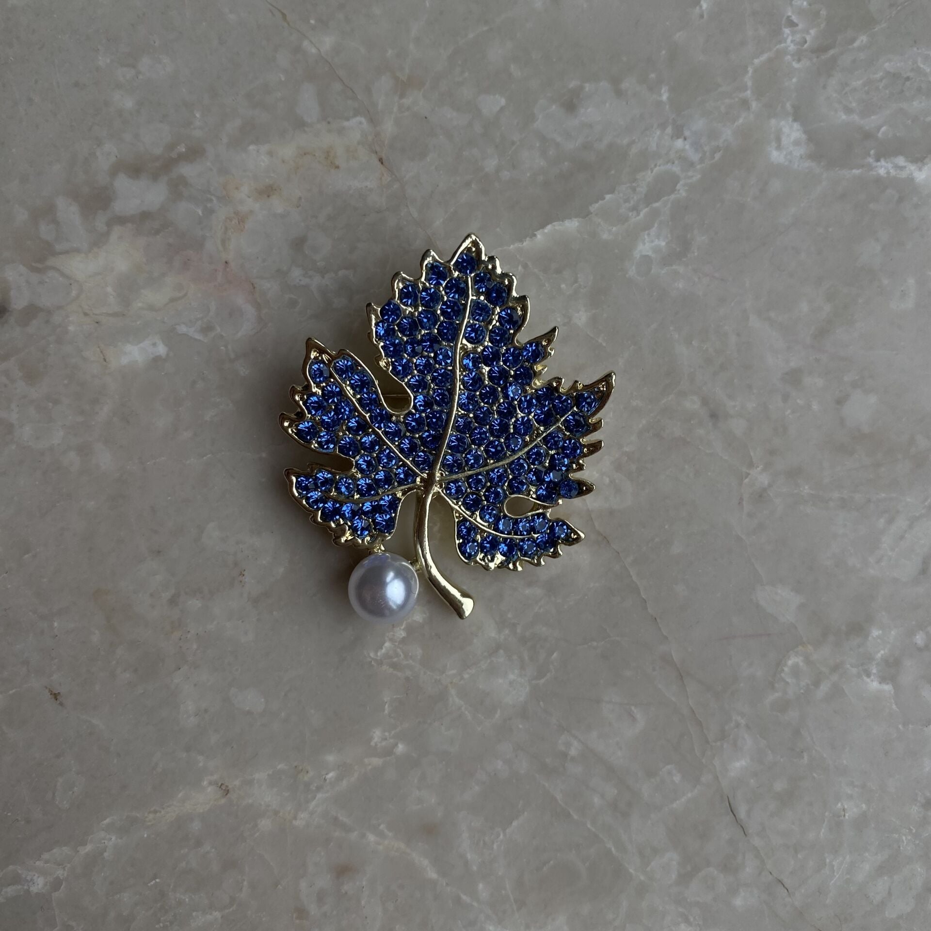 Mavi Taşlı İncili Yaprak Broş
