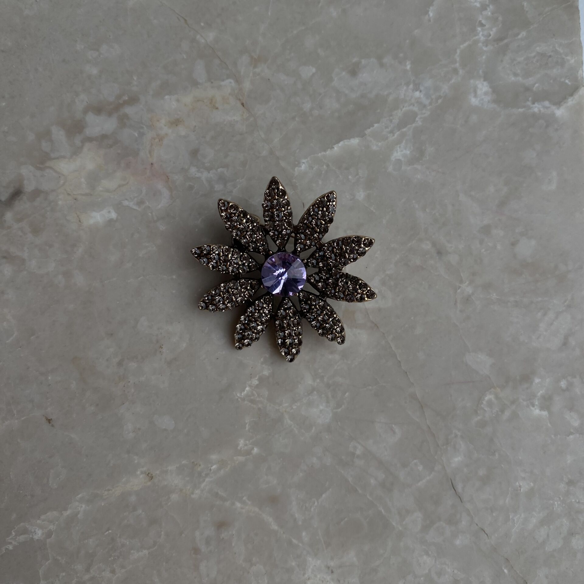 Lila Taş Detaylı Çiçek Broş
