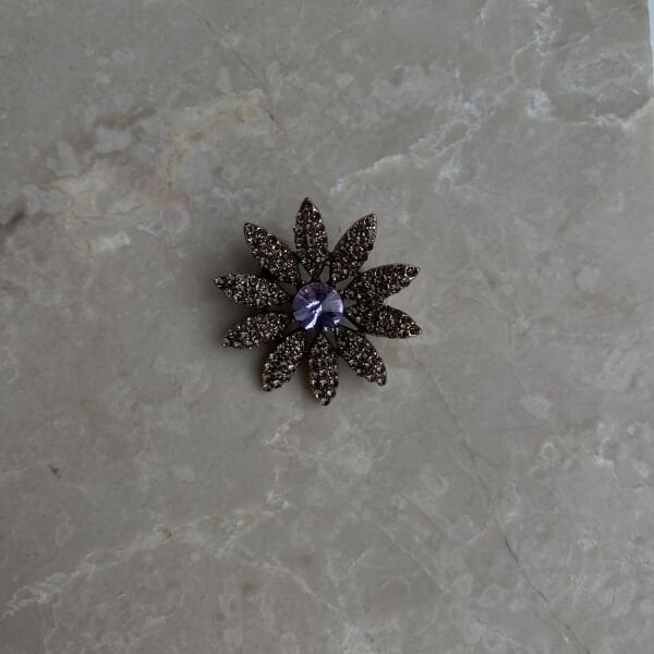 Lila Taş Detaylı Çiçek Broş