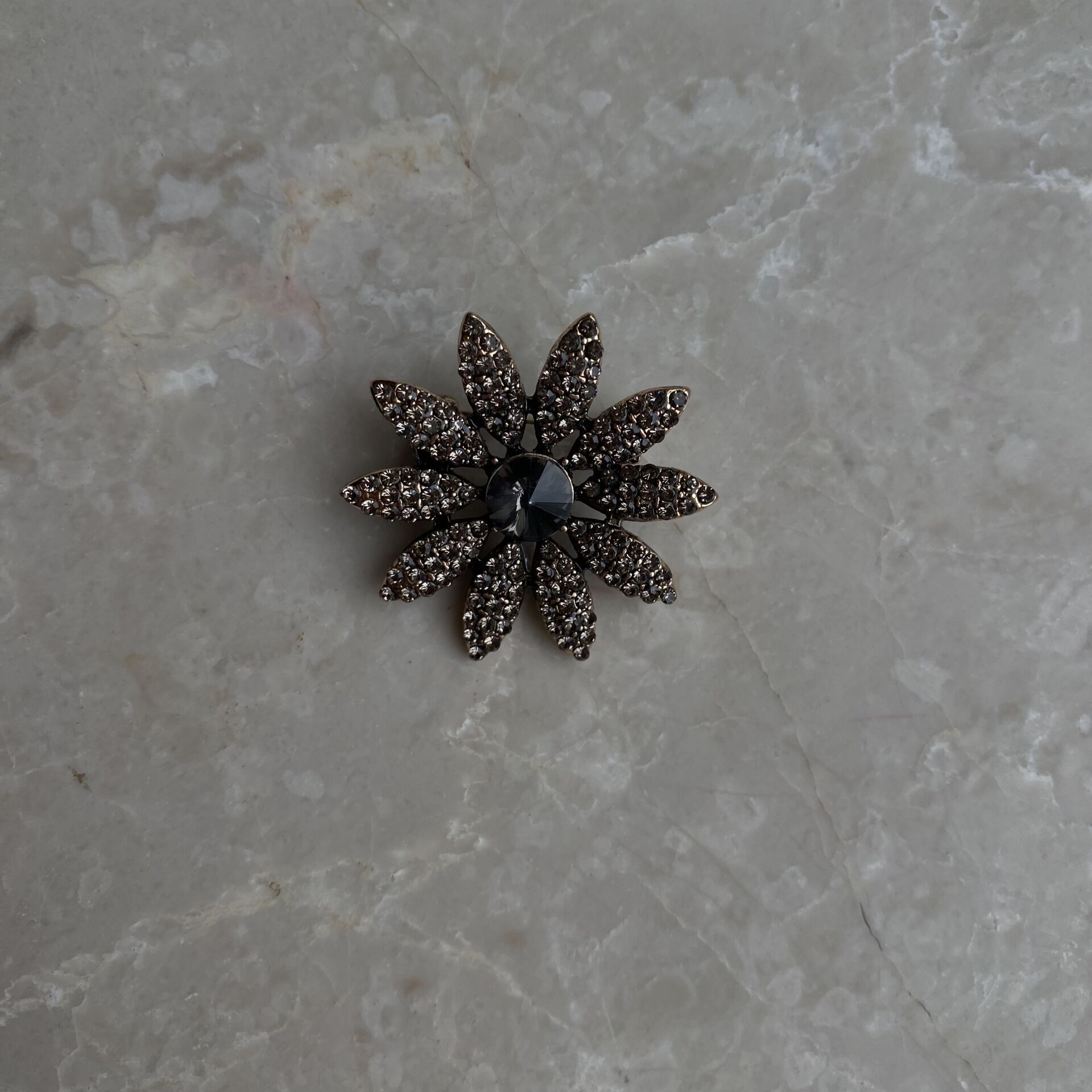 Gri Taş Detaylı Çiçek Broş