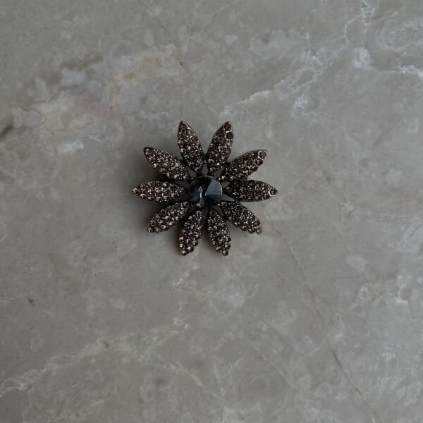 Gri Taş Detaylı Çiçek Broş