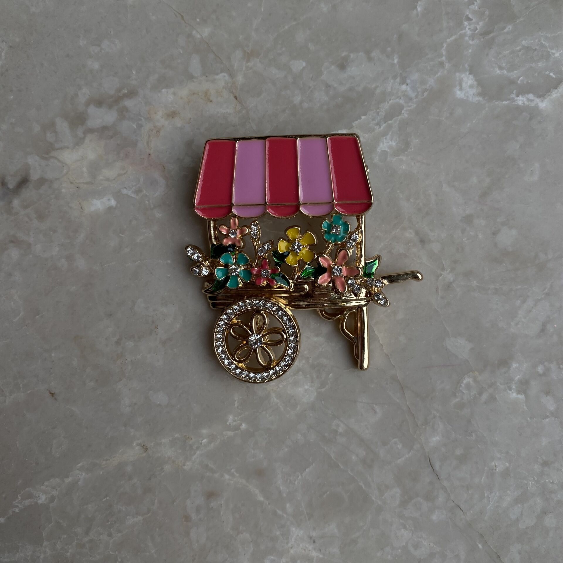 Tekerlekli Pembe Çiçek Arabası Broş
