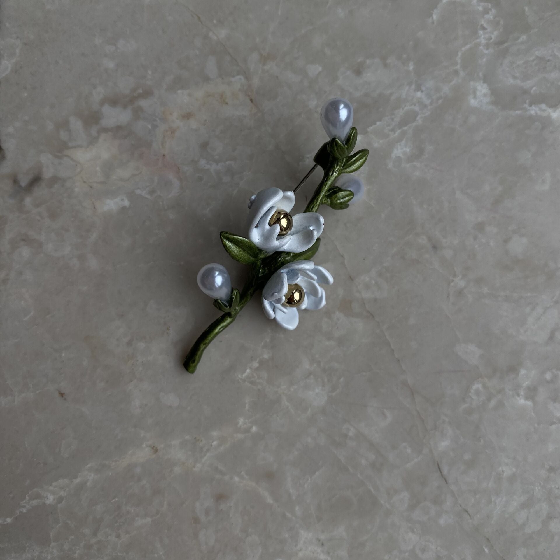 Beyaz Çiçekli İncili Broş