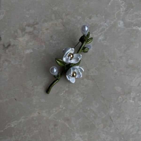 Beyaz Çiçekli İncili Broş