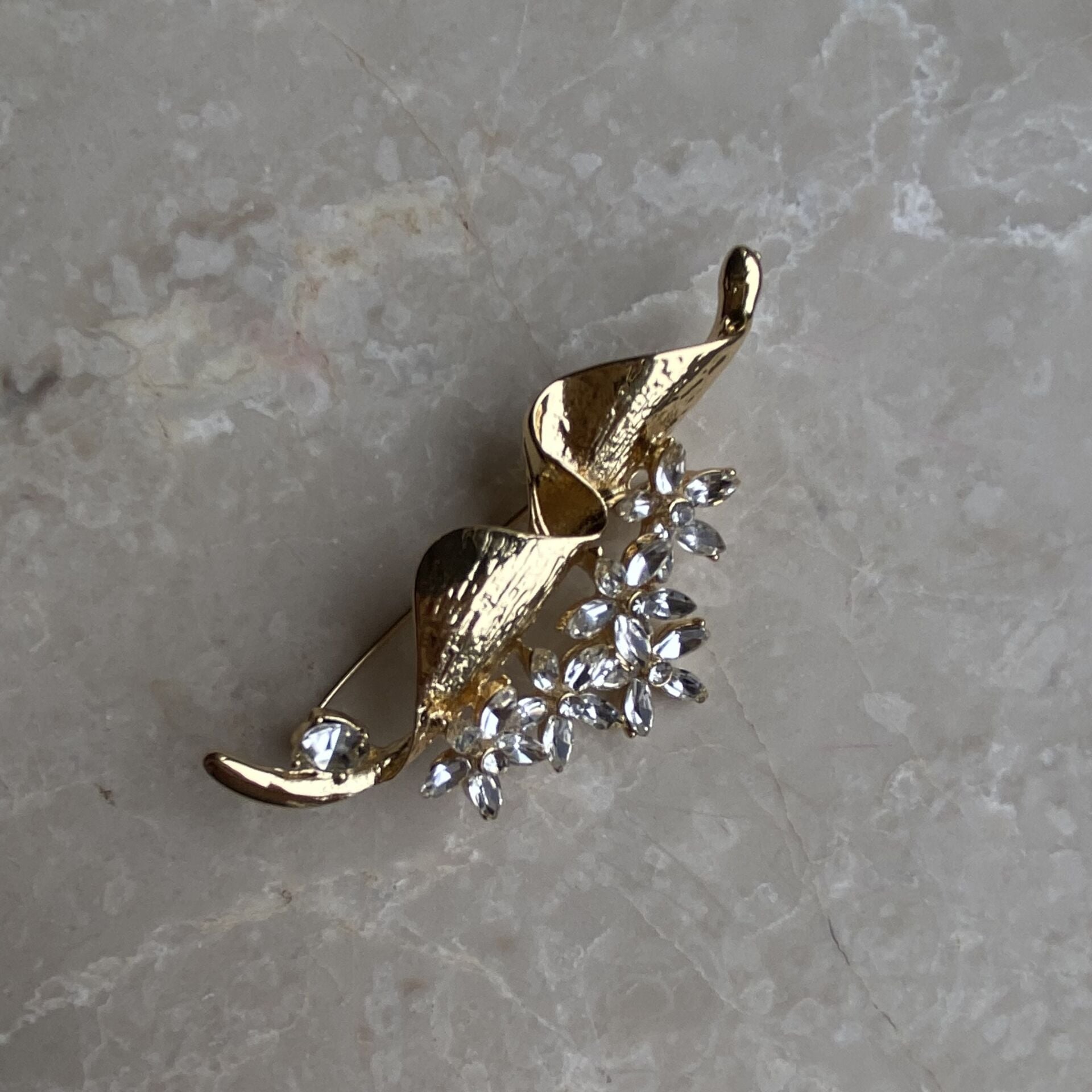 Taşlı Gold Çiçek Broş