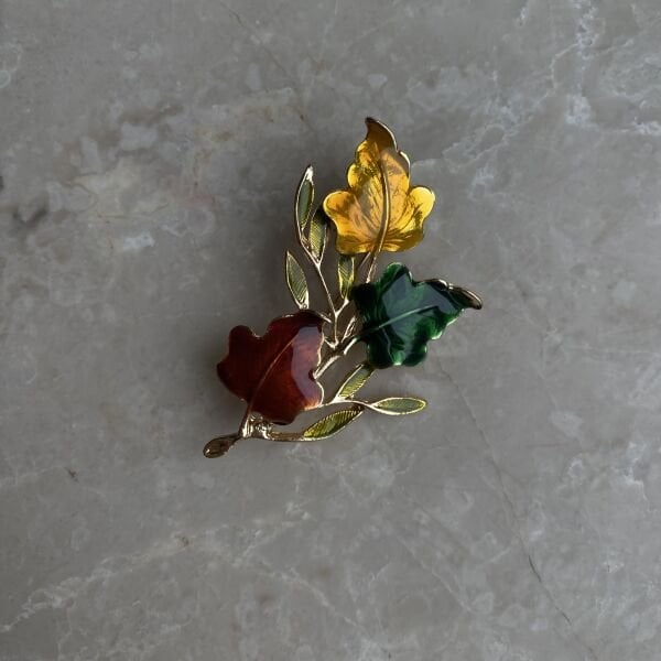 Üçlü Yaprak Broş