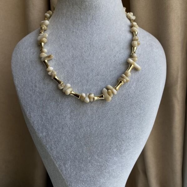 Ekru Kırık Taş Görünümlü Gold Detaylı Kolye