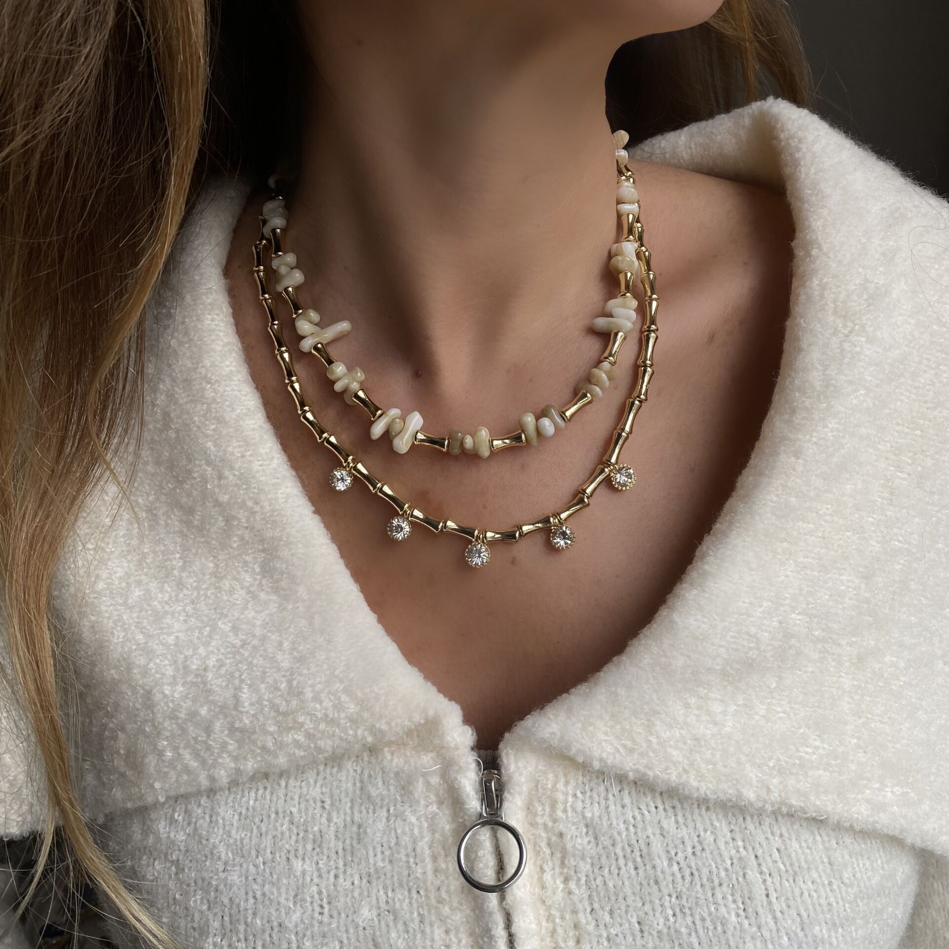 Ekru Kırık Taş Görünümlü Gold Detaylı Kolye