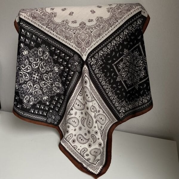 Kahve Ekru Siyah Etnik Desenli Şal 70*70