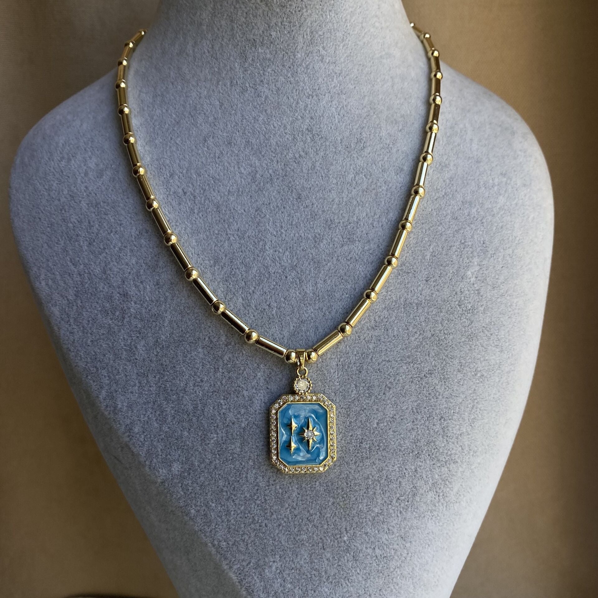 Mavi Mineli Taşlı Kutup Yıldızı Detaylı Kolye