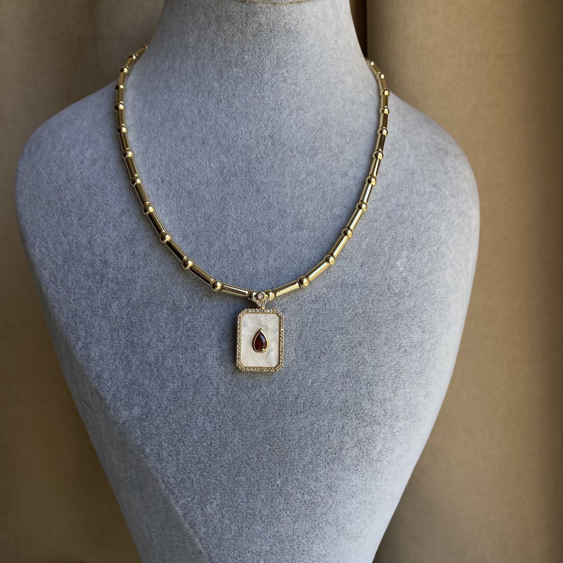 Ortası Kahve Taşlı Gold Kolye