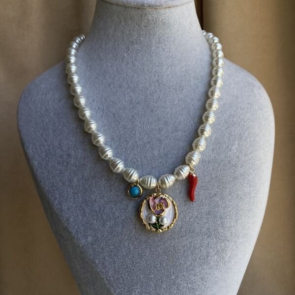 Su İncili Taşlı Çiçekli Biberli Charm Kolye