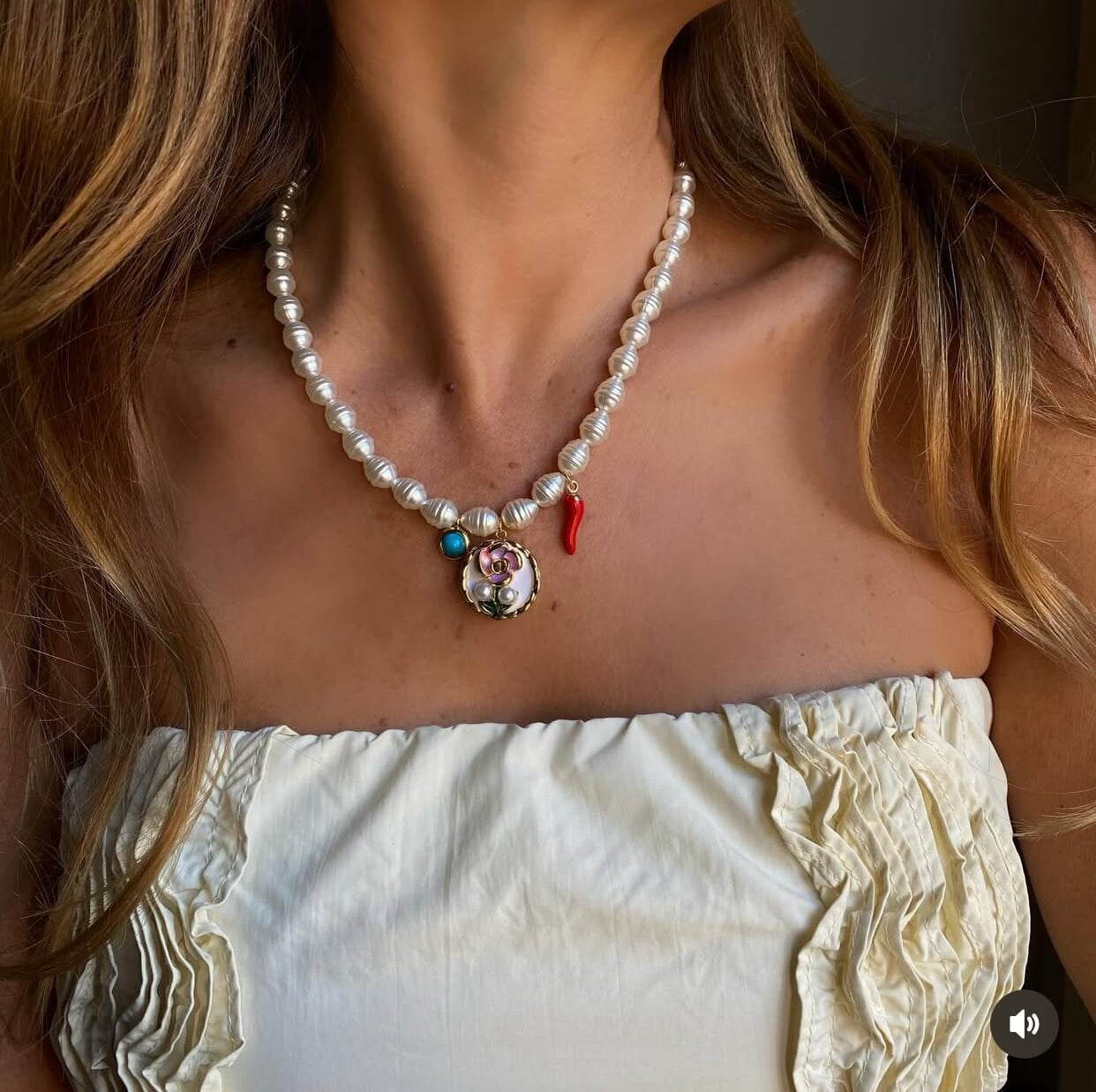 Su İncili Taşlı Çiçekli Biberli Charm Kolye