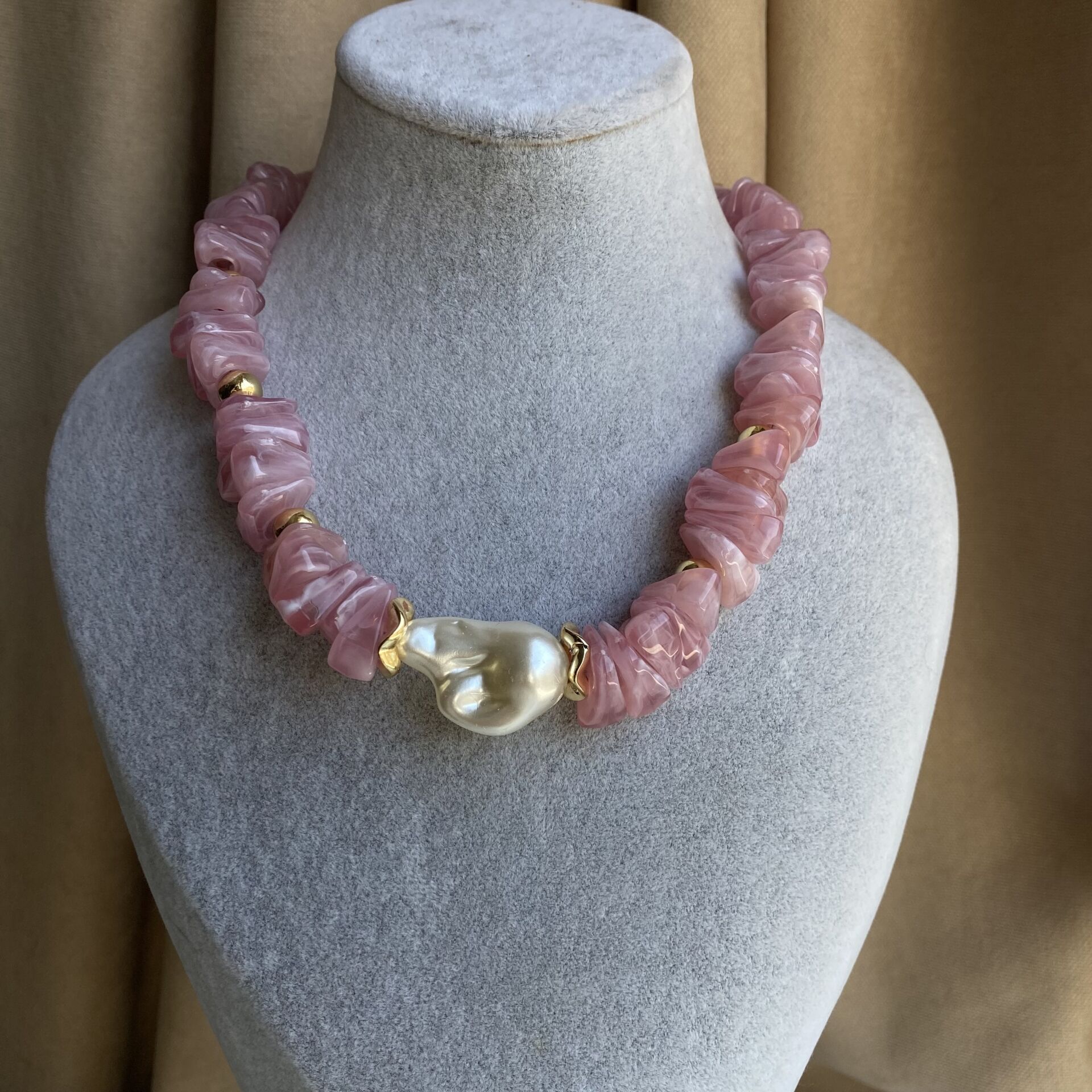 Pembe Akrilik Kırık Taş Detaylı Su İncili Kolye