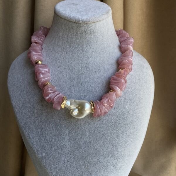 Pembe Akrilik Kırık Taş Detaylı Su İncili Kolye