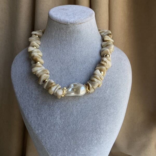 Ekru Akrilik Kırık Taş Detaylı Su İncili Kolye