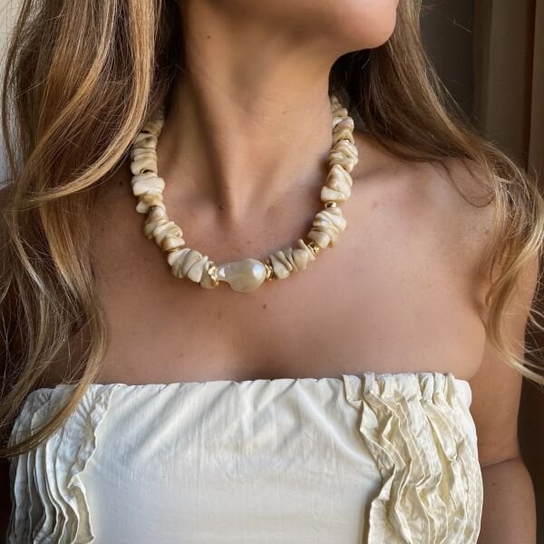 Ekru Akrilik Kırık Taş Detaylı Su İncili Kolye