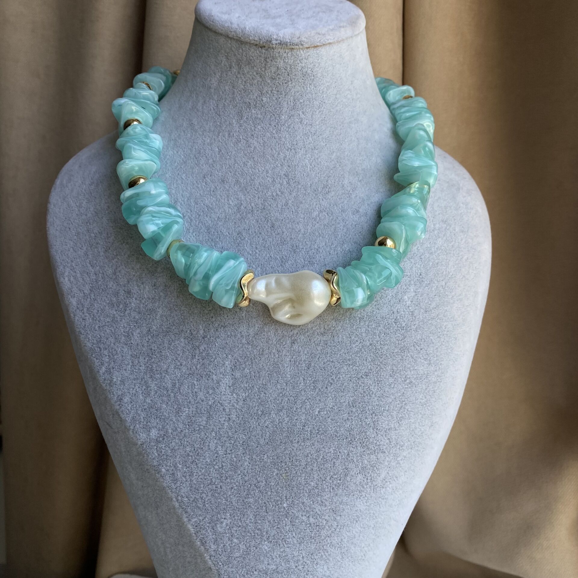 Su Yeşili Akrilik Kırık Taş Detaylı Su İncili Kolye