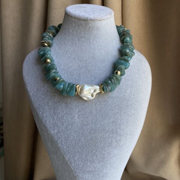 Yeşil Akrilik Kırık Taş Detaylı Su İncili Kolye