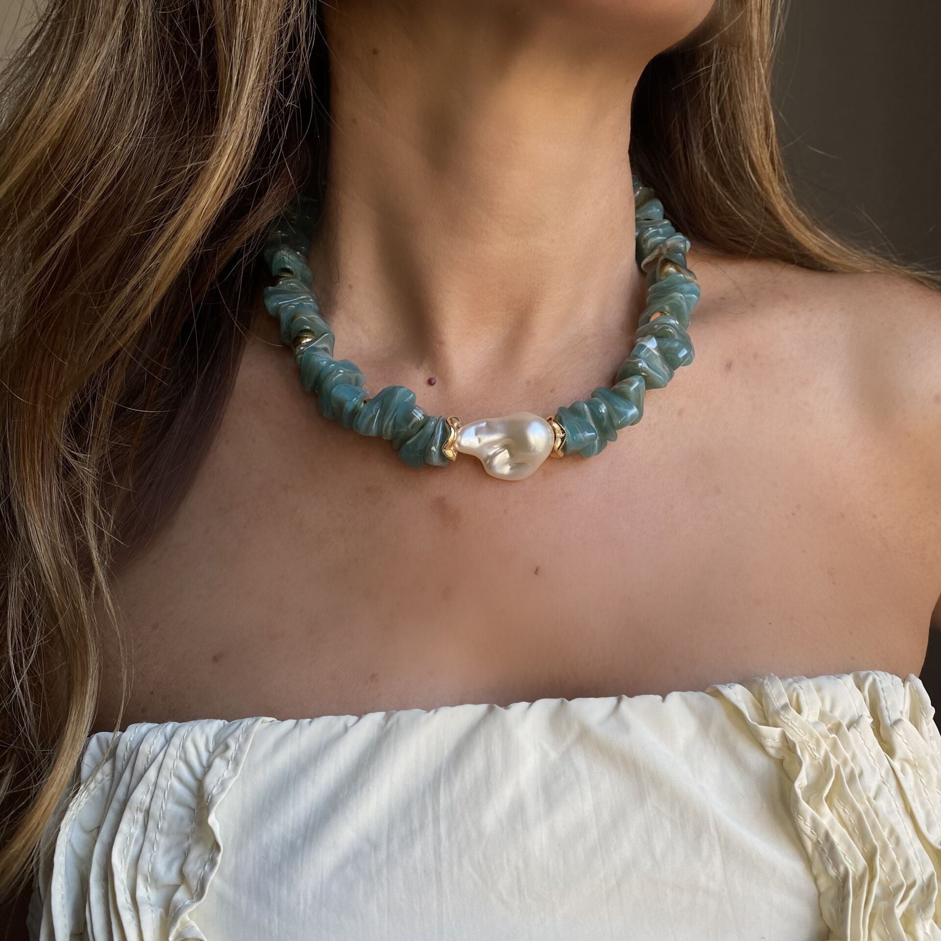 Yeşil Akrilik Kırık Taş Detaylı Su İncili Kolye