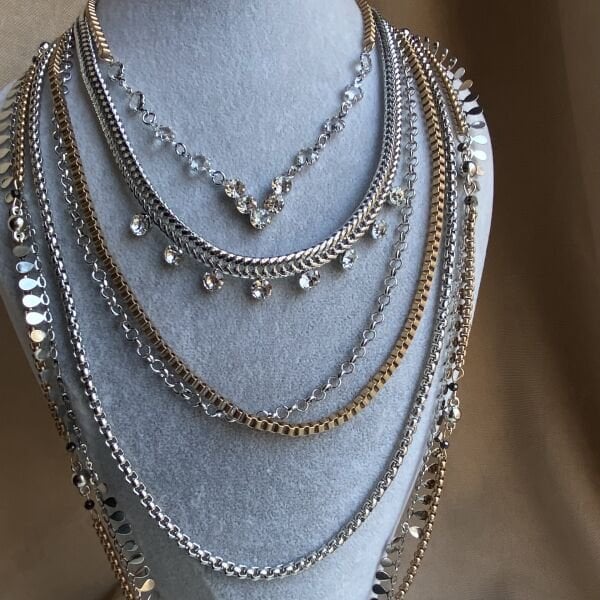 Marka Model Taşlı Zincirli Kolye