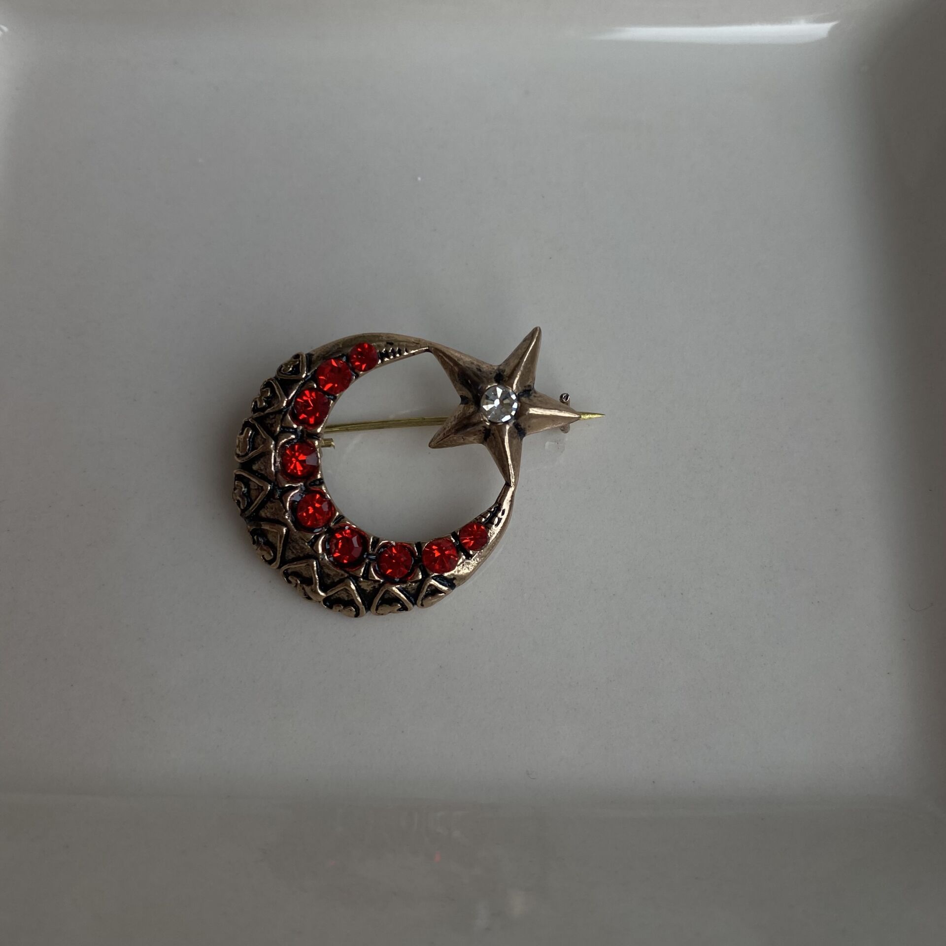 Kırmızı Taşlı Ay Yıldız Broş