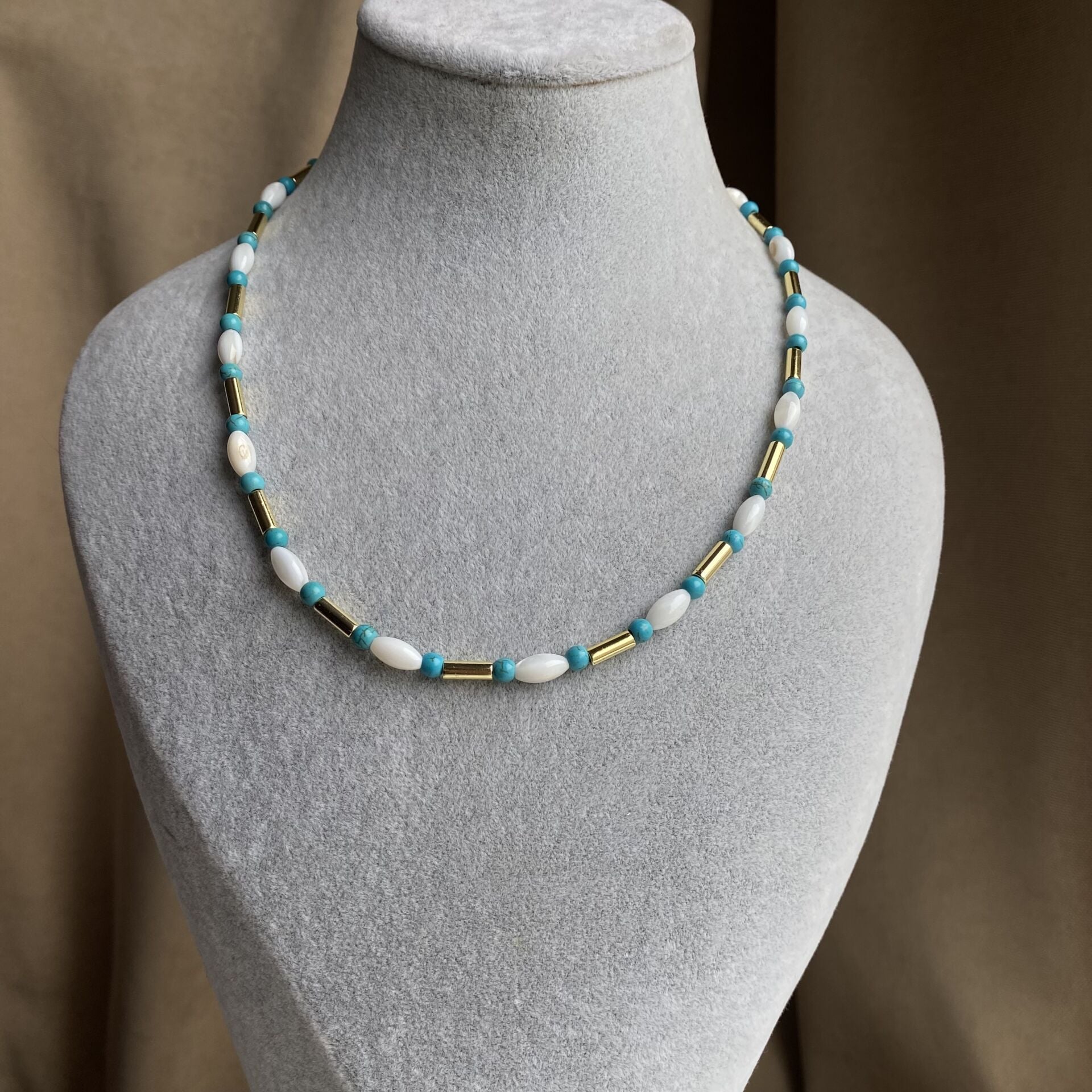 Beyaz Doğaltaş Detaylı Mavi Boncuklu Kolye